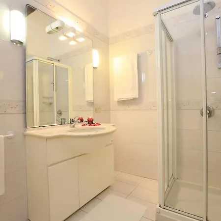 Apartment Sleeps 6 *